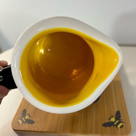 Terramoto Ceramic bee creamer with matching wood hot pad - Picture 4 of 8